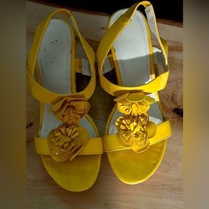 Yellow Flower 🌼 Platform Shoes
